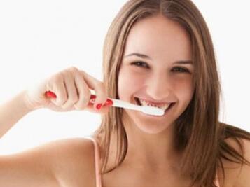 嘴唇上有小白点颗粒状怎么回事？