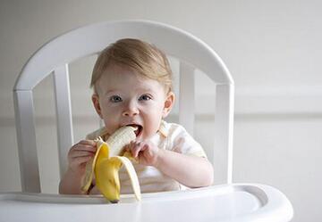 夏天小孩发烧怎么办_小孩发烧吃什么食物