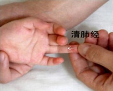 宝宝发烧怎么办？小儿推拿退烧六步图