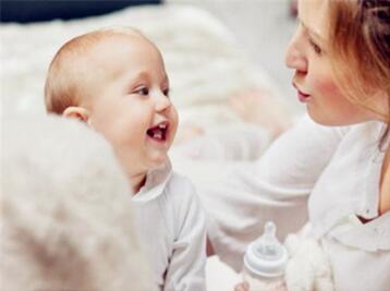 宝宝吃奶后吐奶和鼻孔出奶怎么回事