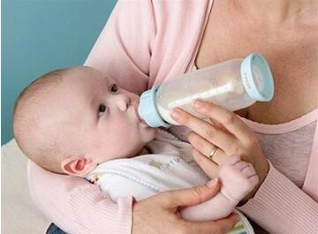 宝宝吃奶后吐奶和鼻孔出奶怎么回事