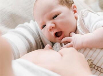 宝宝吃奶后吐奶和鼻孔出奶怎么回事
