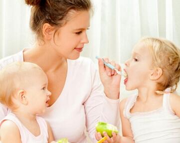 宝宝吃苹果卡住怎么办 6分钟前是急救关键