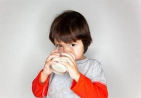 儿童晚上喝牛奶好吗 宝宝睡觉前喝牛奶好吗