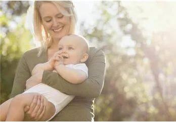 冬天新生儿晒太阳要注意什么？隔着玻璃晒太阳可以起到作用吗？