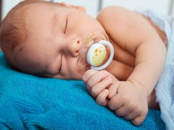 婴儿用安抚奶嘴好吗？用安抚奶嘴的利弊剖析