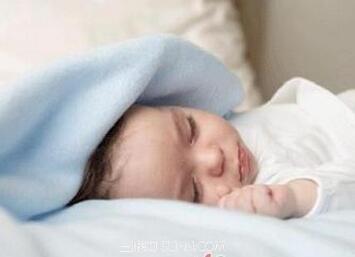 新生儿白天不睡觉正常吗