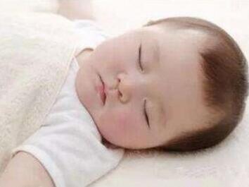 小孩脸上有白色的小块怎么回事