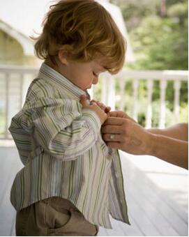 宝宝多大可以自己穿衣服 如何教宝宝穿脱衣服