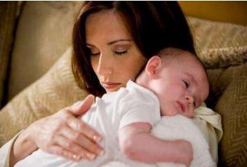 新生儿打嗝按摩方法