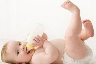 婴儿吃奶时咳嗽怎么回事