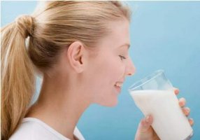 孕妇晚上睡前喝牛奶好吗 10种人睡前不宜喝牛奶