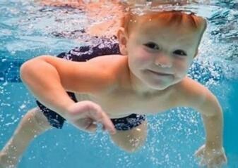 婴儿游泳的5大好处