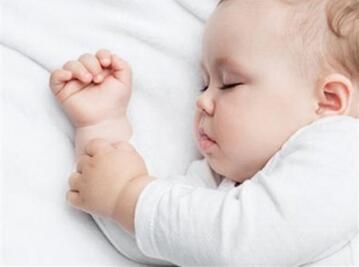新生儿睡姿是侧睡还是平躺好