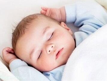 新生儿睡姿是侧睡还是平躺好