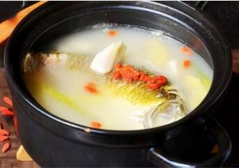 坐月子吃的鲫鱼汤怎么做 鲫鱼汤的做法大全