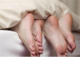 大姨妈来了做床事会咋 月经期同房的危害