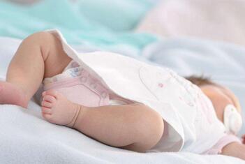 刚出生的婴儿正确睡姿