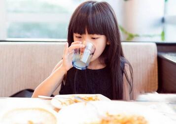儿童一天喝多少水最好