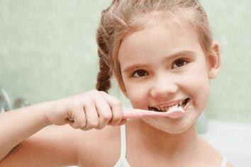 两岁宝宝睡前喝奶好吗