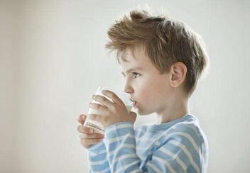 小孩晚上睡前喝牛奶好吗