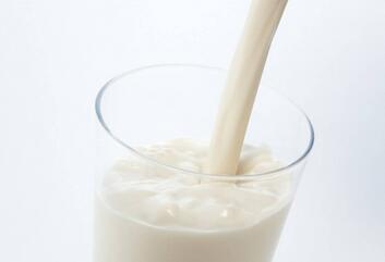 小孩晚上睡前喝牛奶好吗