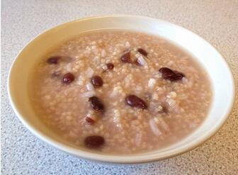 小米粥下奶的做法