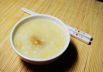 小米粥下奶的做法