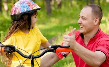 你一般都怎样夸孩子呀？用“你真棒”吗？