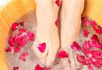 月经期间泡脚会使月经量增加吗