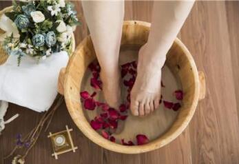 月经期间泡脚会使月经量增加吗