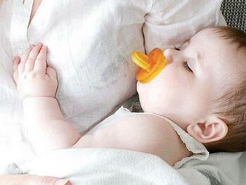 宝宝含安抚奶嘴睡觉的危害有哪些