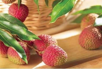 荔枝和菠萝能一起吃吗