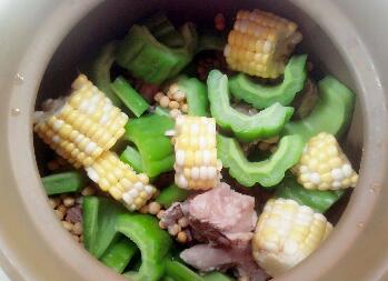 苦瓜玉米排骨汤