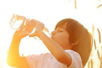 儿童应该喝什么水，怎么喝更合适