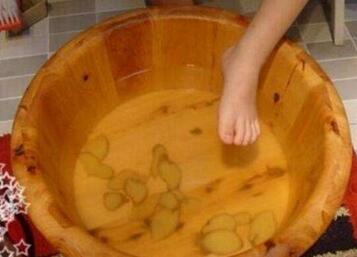 生姜泡脚的正确方法