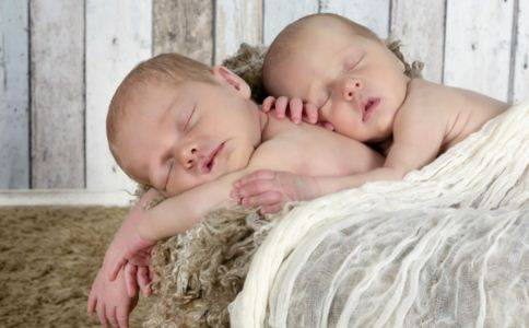 宝宝抱着睡的危害有哪些 影响睡眠和发育