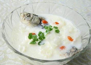 鲫鱼银耳汤