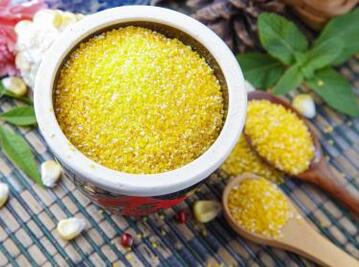 <p>老一辈的说法中米油的营养堪比人参，因此很多家长也会熬一些米油给婴儿当辅食，下面来了解一些米油对婴儿有什么好处。<p> 米油对婴儿的好处<p> 米油具有补中益气、健脾和胃的功效，而婴幼儿脾胃弱，各种机能还不到位，因此容易脾胃失调，消化吸收不好，吃米油有利于小儿的消化吸收。<p> 正常情况下，4个月以上的宝宝可以吃米油，尤其是脾胃弱、经常腹泻的孩子，可以用米油调养。也可以用米油来调蛋黄、米粉、山药、胡萝卜等吃。<p> 米油对婴儿有什么好处和坏处<p> 米油对婴儿的坏处<p> 营养师表示是一种典型的低密度营养食物，再加上宝宝的胃容量很小，如果喝太多米汤的话，肚子一下就喝饱了，可实际上宝宝并没有摄入多少营养和热量。<p> 如果长期以米油或稀粥作为主要辅食的孩子很容易造成蛋白质缺乏，孩子的生长发育自然会受影响。<p> 米油对婴儿有什么好处和坏处<p> 婴儿米油的做法推荐<p> 材料：小米30克<p> 做法：<p> 1、小米浸泡15分钟以上;<p> 冷水入锅，米和水的比例是1:5，也就是一杯米加五杯水的比例。 如果刚添加辅食初期的4-6个月的宝宝，米和水的比例可以是1:7; 2、米下锅烧开后，转小火慢熬;<p> 3、煮至过程中，可以在锅盖处放一个勺子帮助透气，防止米汤溢出;<p> 4、等到米粒熬制膨胀状态以后，勤用勺子不断搅动，帮助米粒脱粉，也能防止糊锅;<p> 5、熬20-30分钟以后的样子，这个时候如果喜欢稀一点的就可以喝了。 如果给宝宝吃，或者喜欢更浓稠的，可以继续熬了10-15分钟。小米和水已经完全融合在一起了;<p> 6、凉一点的时候，传说中的米油就飘起来了。这个特别有营养。 也可以直接用滤网过滤一下，就盛出米油啦。