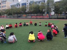 幼儿园大班游戏活动教案《丢手绢》