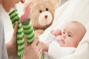 婴儿几个月可以把尿