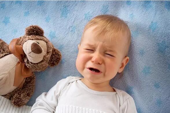 宝宝哭闹，是抱好还是不抱好？