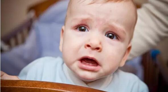 宝宝哭闹，是抱好还是不抱好？