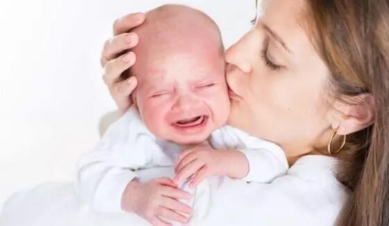 宝宝哭闹，是抱好还是不抱好？