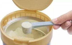 喂养常识：新生儿到底吃多少奶粉好？