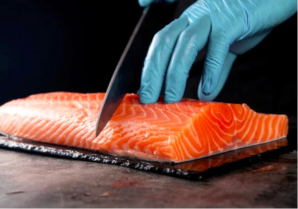 北京市场进口三文鱼案板检测到新冠病毒，生鲜食品还能吃吗？