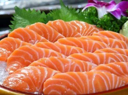 北京市场进口三文鱼案板检测到新冠病毒，生鲜食品还能吃吗？