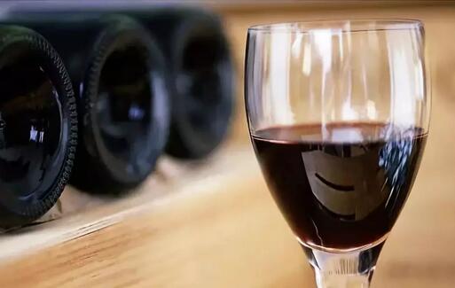 红酒保质期多久？过期红酒还能喝吗？