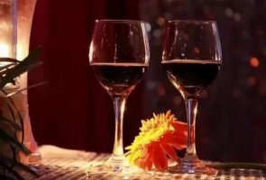 红酒保质期多久？过期红酒还能喝吗？