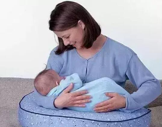 新生婴儿打嗝怎么办